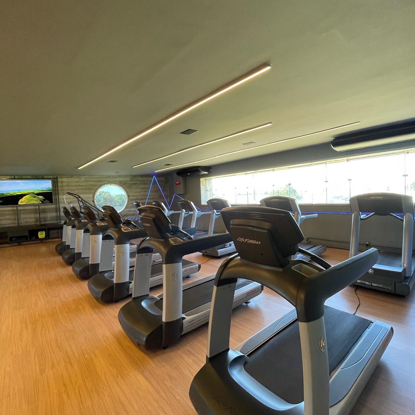 Sala de esteiras Life Fitness na Corpore Rio Preto