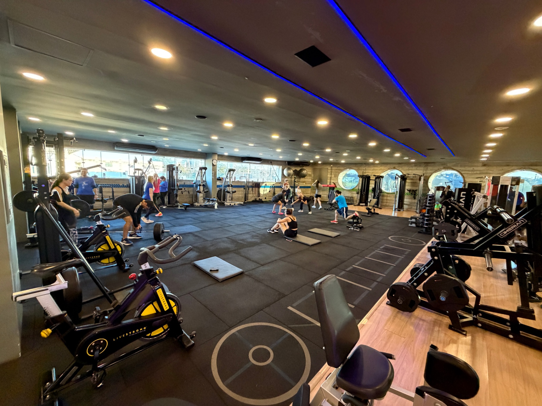 Sala ampla de musculação e funcional com alunos treinando na Corpore Rio Preto