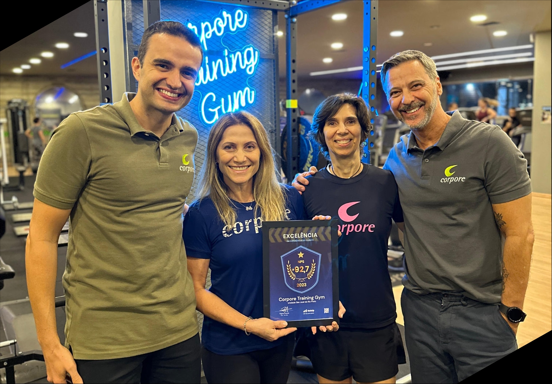 Equipe Corpore com placa de Excelência NPS 92,7 em Experiência do Cliente — WE HELP