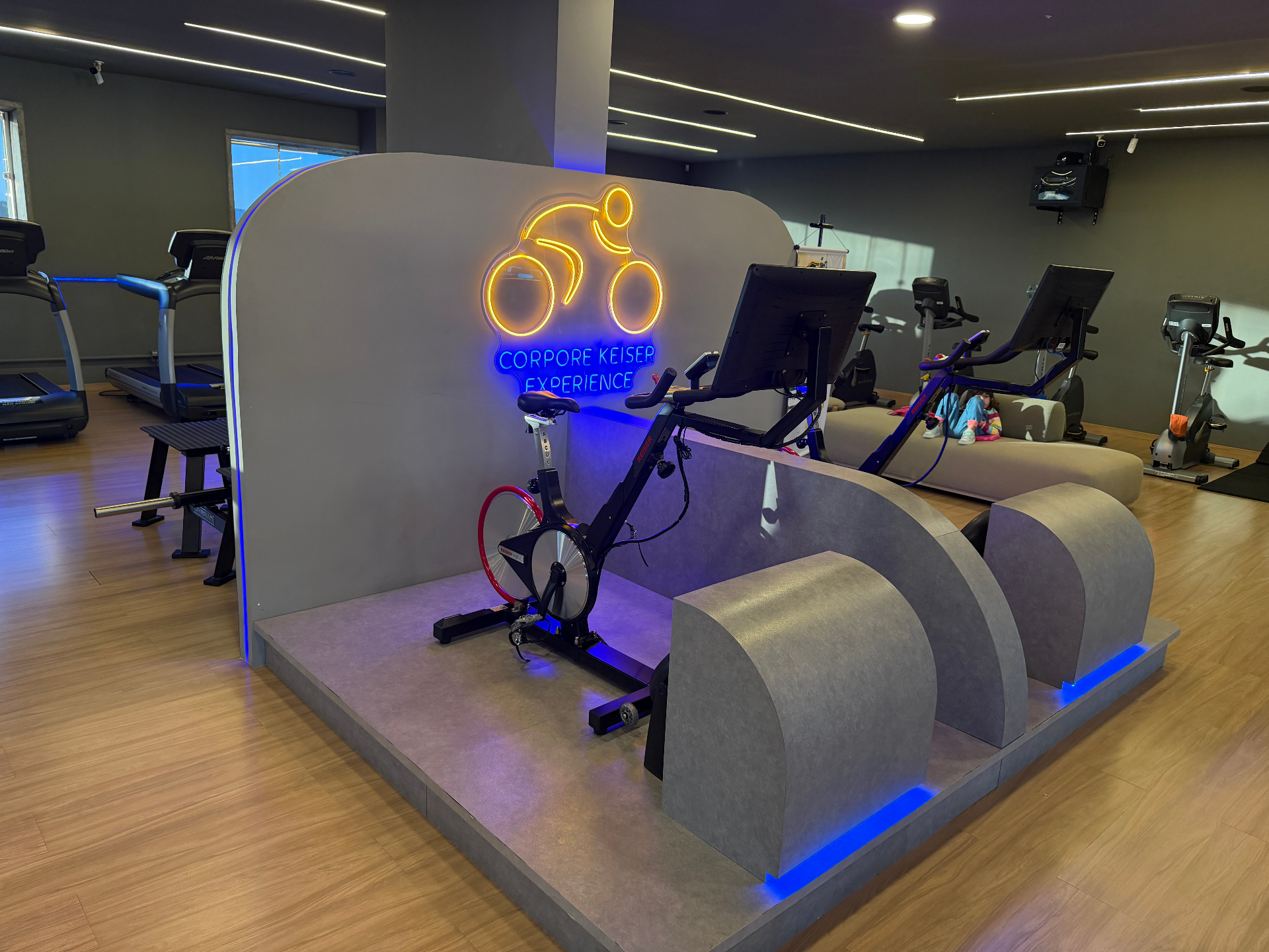 Corpore Keiser Experience com bikes indoor e telas individuais